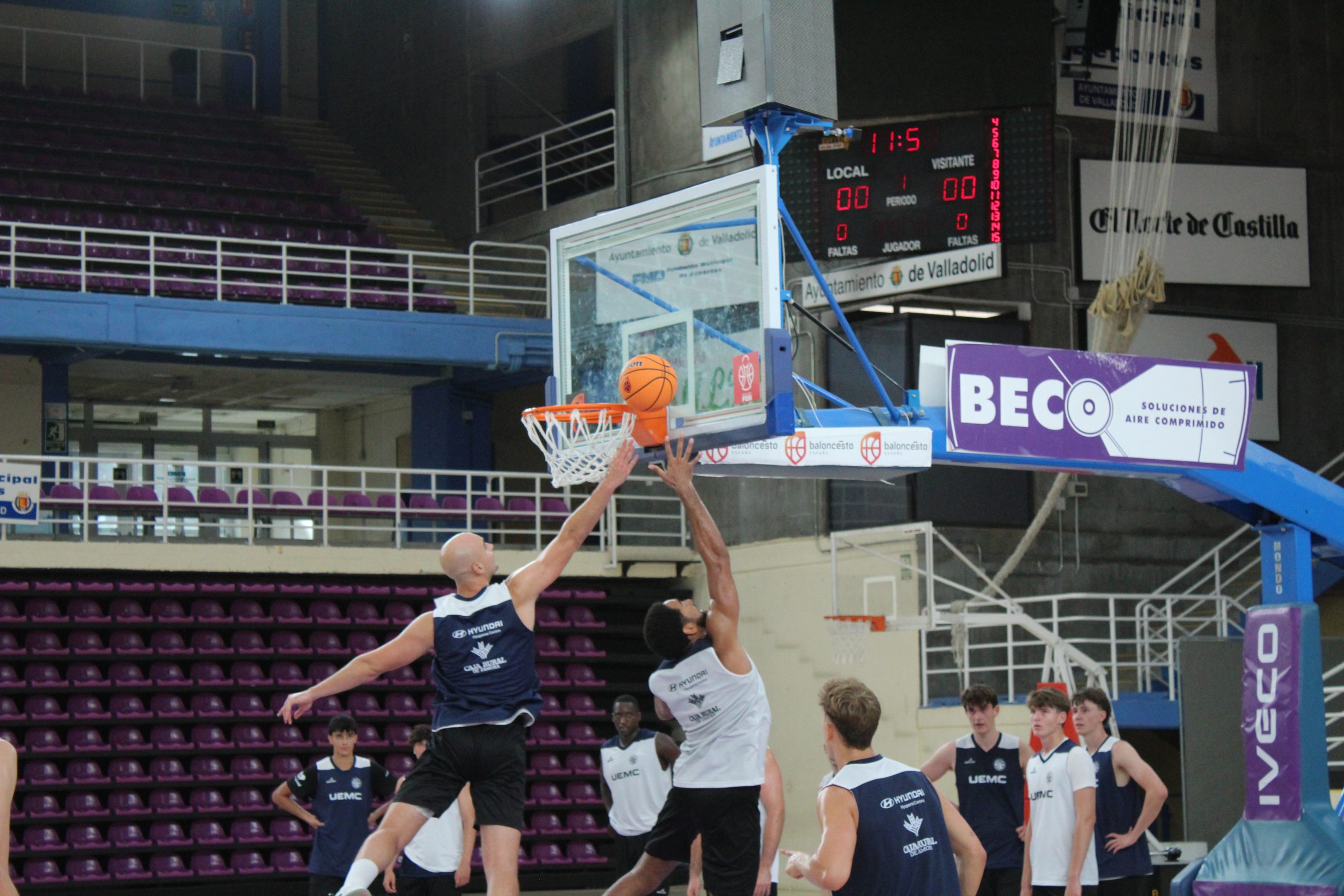 El UEMC Baloncesto Valladolid acerca al primer equipo a su afición con un partido de exhibición en Cigales